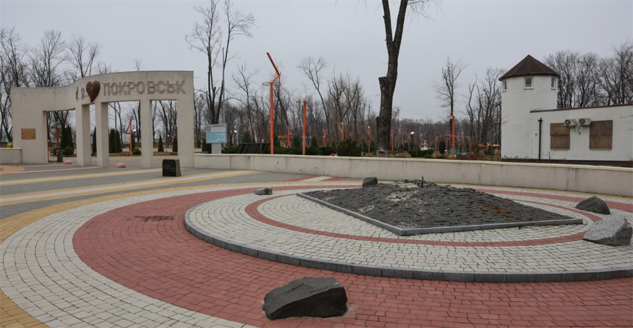 Місце, де стояла скульптура митцю, нині пустує
