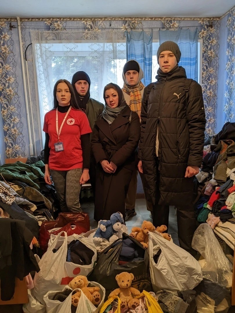 Молодь у Кремінній розносить гуманітарну допомогу