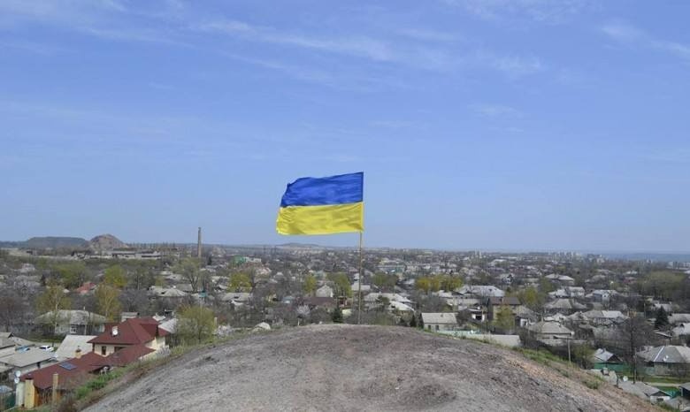 Прапор України, встановлений у квітні 2014 року на териконі у Стаханові. Тоді по двох школярах, які встановили його, стріляли з пістолета