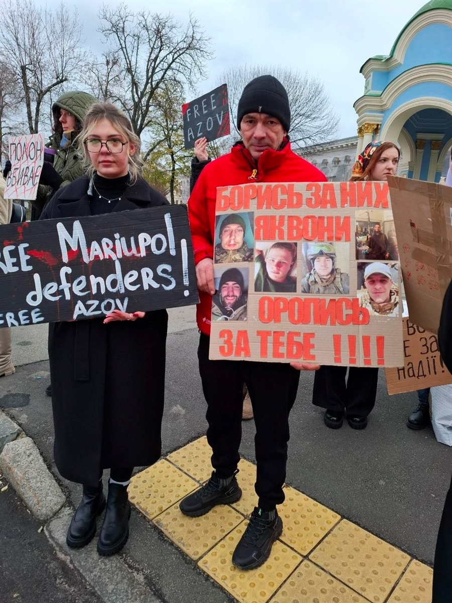 Ольга з батьком Владислава на акції в Києві