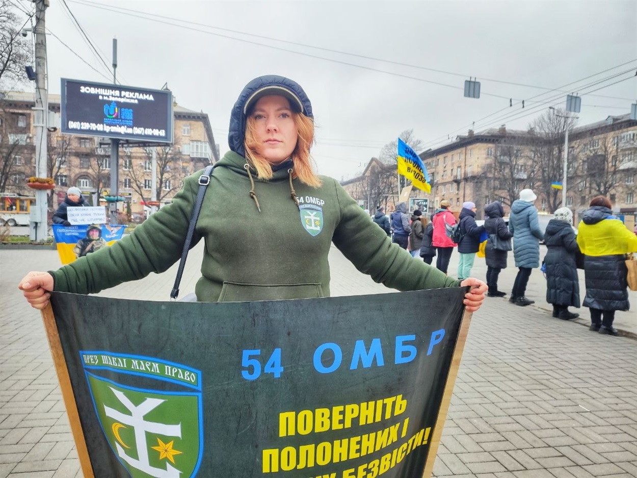 Альона чекає батька й брата