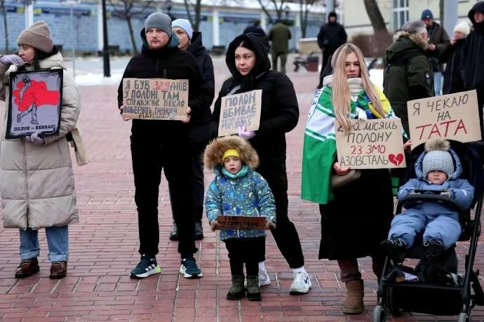 Ірина з чоловіком і сином на акції "Не мовчи! Полон вбиває!" (по центру)