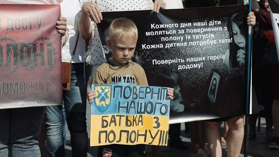 Роман на акції в підтримку військовополонених