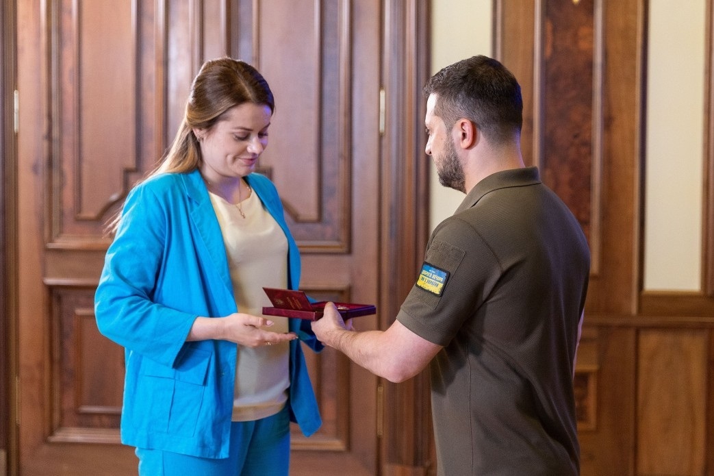 Анастасія отримує орден до Дня журналіста