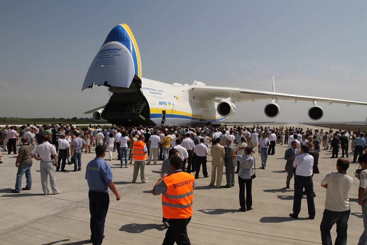 26 липня 2011 року. Літак Ан-225 "Мрія" на злітному полі Міжнародного аеропорту "Донецьк" ім. С. Прокоф’єва