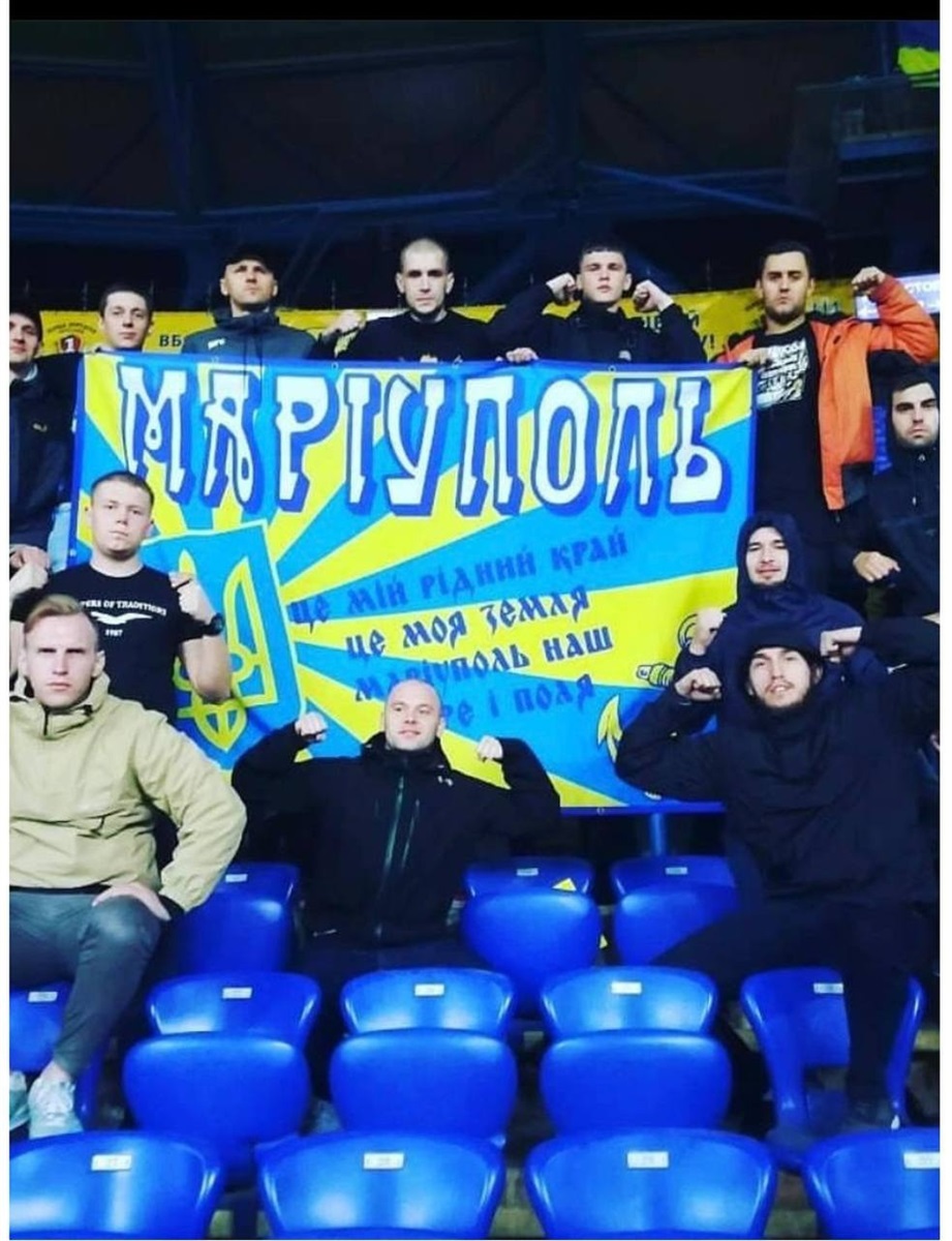 Кирило на трибуні підтримує маріупольський клуб