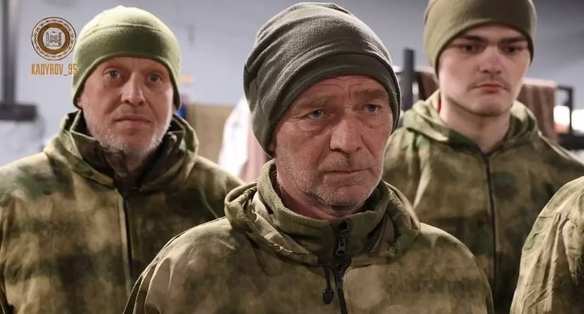 Максим "Борщага" Сироватко (справа) у полоні у Чечні