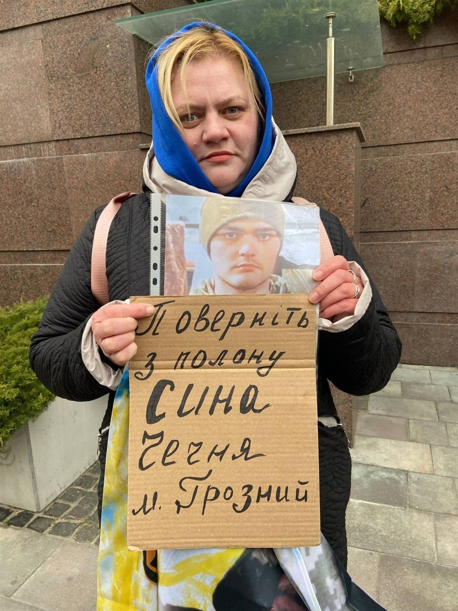 Мама Максима тепер знає, що її син живий і бореться за його повернення з полону