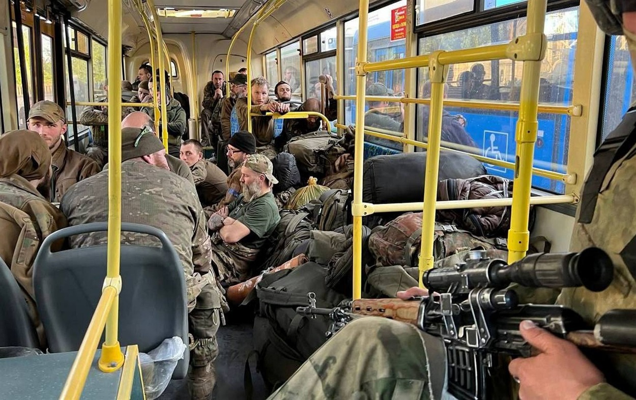 Захисники Маріуполя, які вийшли з "Азовсталі", в автобусі перед відправкою в Оленівську колонію