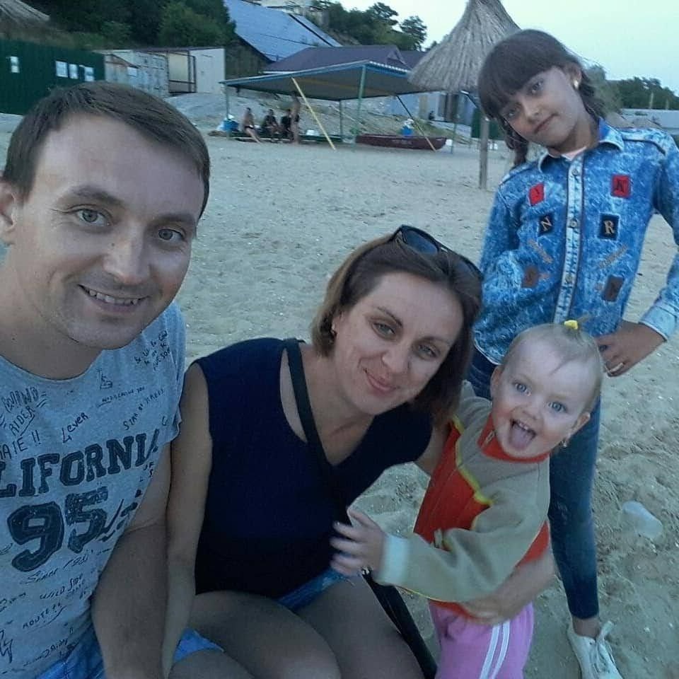Щаслива родина Остроушків