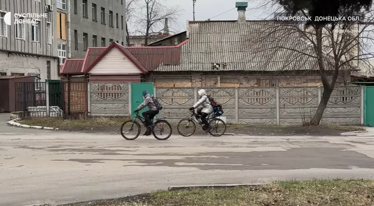 Попри небезпеку у місті залишаються люди