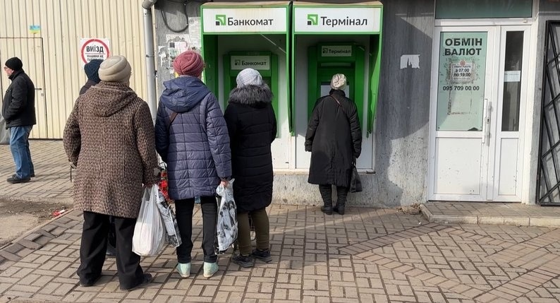 Жителі Костянтинівки у черзі до банкомату, січень 2025 рік