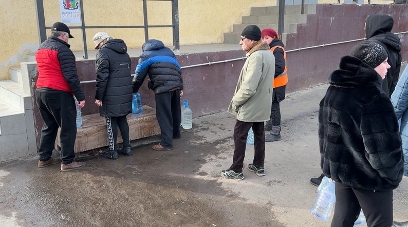 Місцеві жителі набирають питну воду, січень 2025 рік