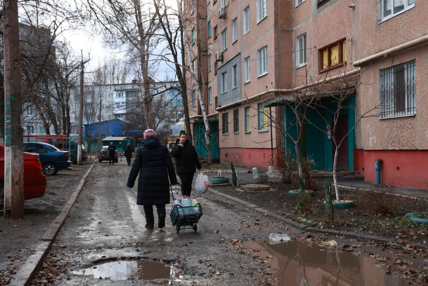 Мешканці Дружківки йдуть, аби набрати питної води