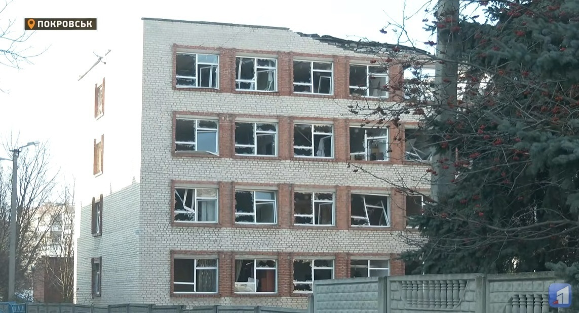 Будівля у мікрорайоні Лазурний у Покровську