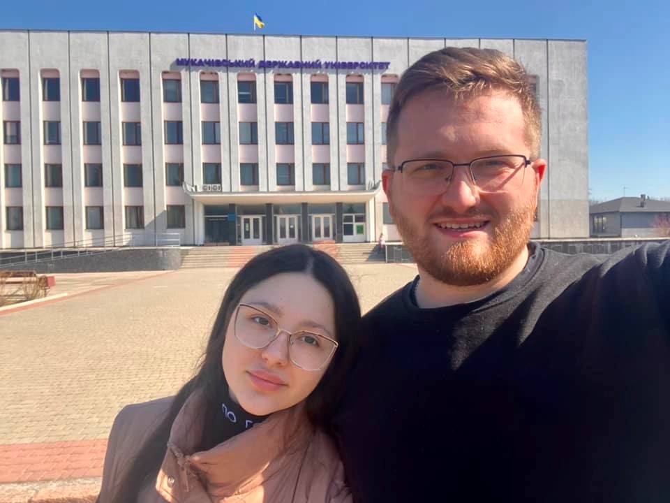 Юрій з дружиною біля Мукачевського університету