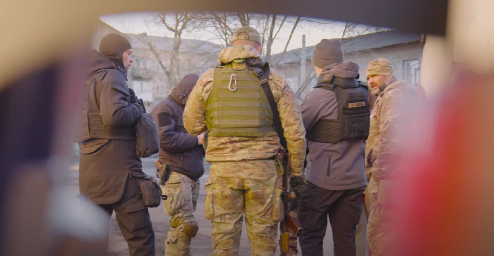 Поліцейські екіпажу "Білий янгол" допомагають волонтерам з евакуацію цивільних і вивозять людей самі