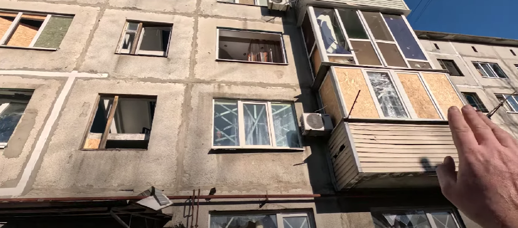 Побиті вікна у будинку на Лазурному