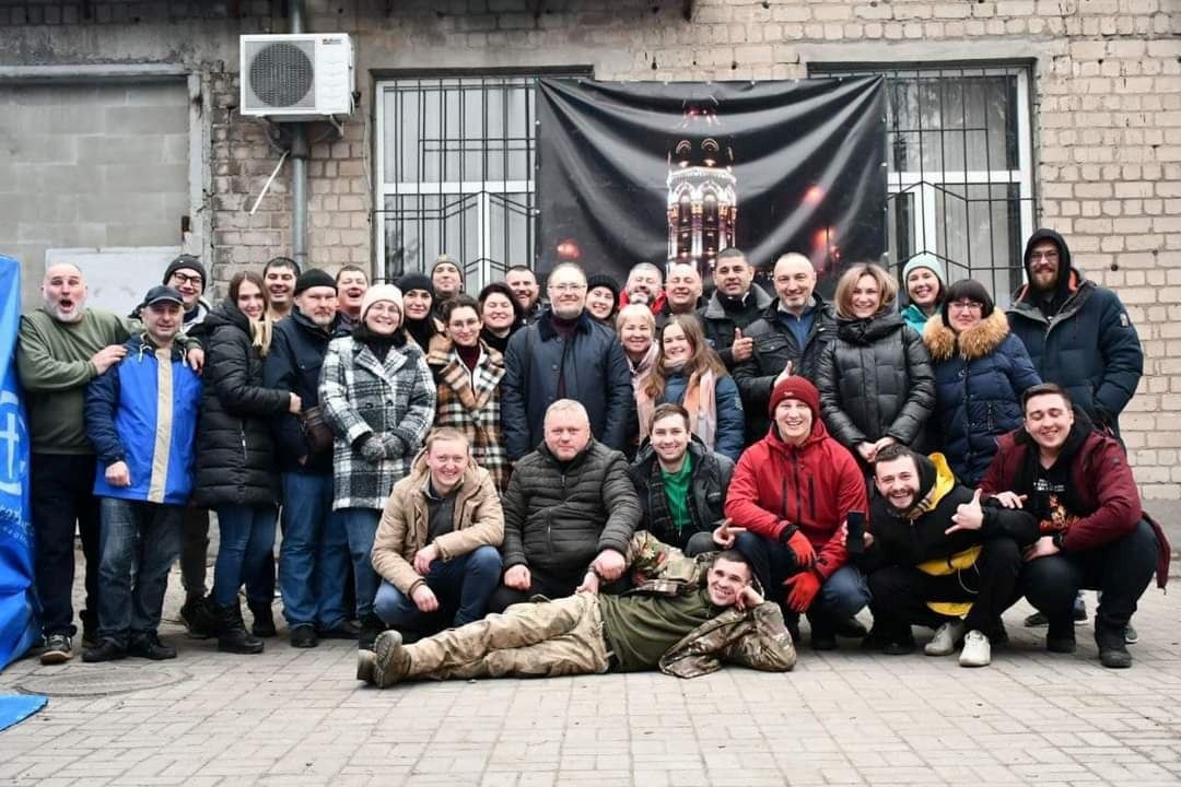 З волонтерами у хабі