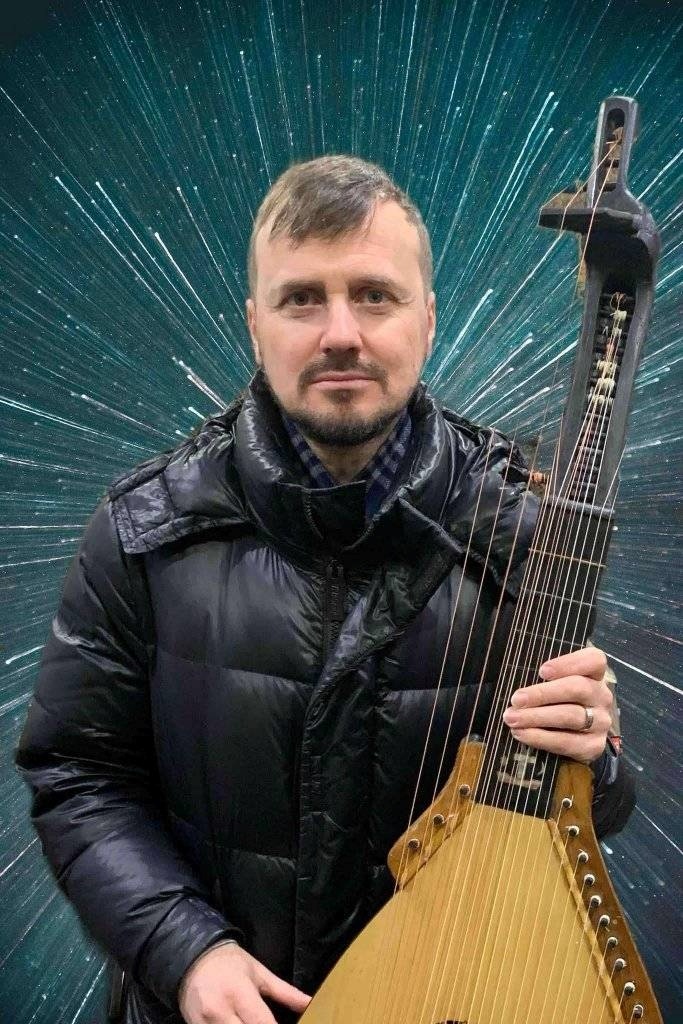 Тарас Яницький з торбаном із Бахмута