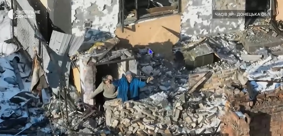 Анатолій та Валентина на виході з підвалу