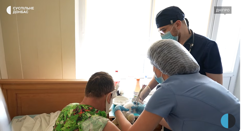 Олексій з колегами рятує поранених з Донеччини