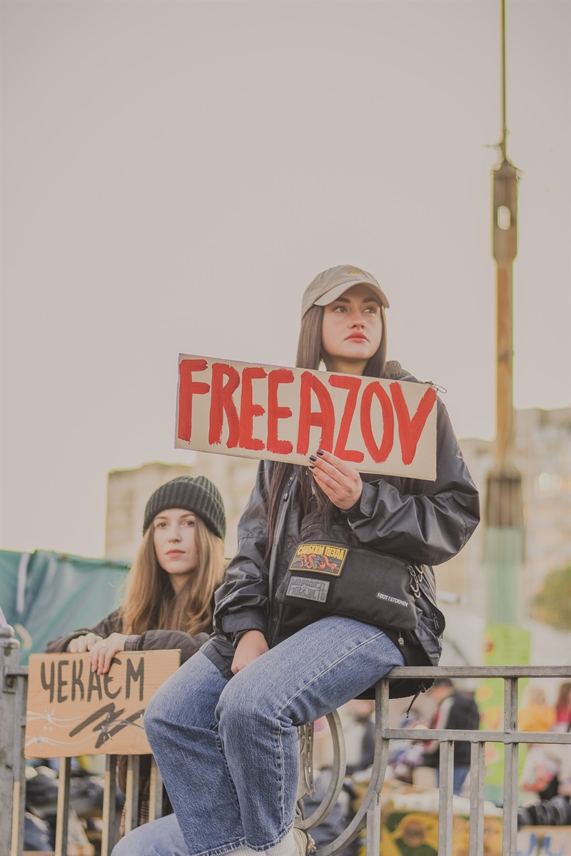 Юлія не знає, де нині тримають її чоловіка і що з ним. Щоразу вона ходить на акції в підтримку військовополонених і чекає коханого з полону