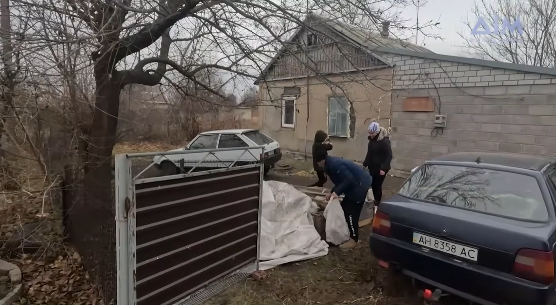 Родина збирає речі в евакуацію