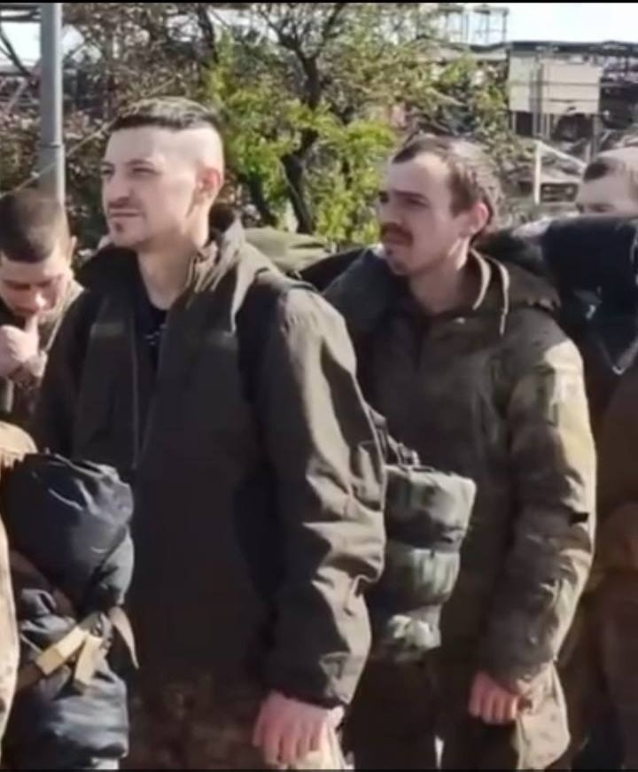 Люба побачила на відео, як коханий виходить у полон з "Азовсталі" (Сергій другий на фото)