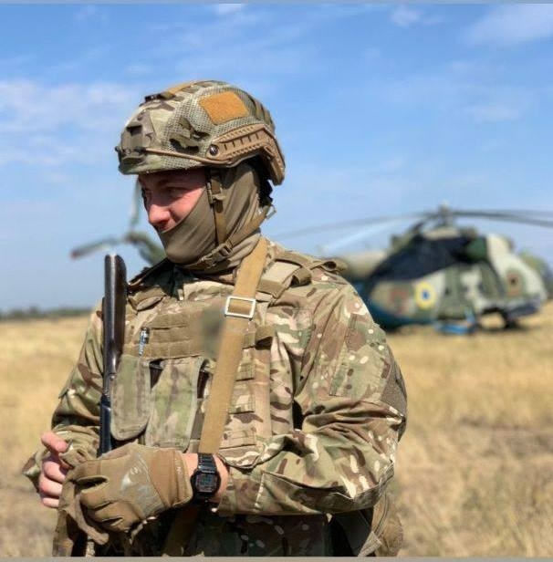 Ольга випадково вивезла з Маріуполя першу футболку з "Азова" сина