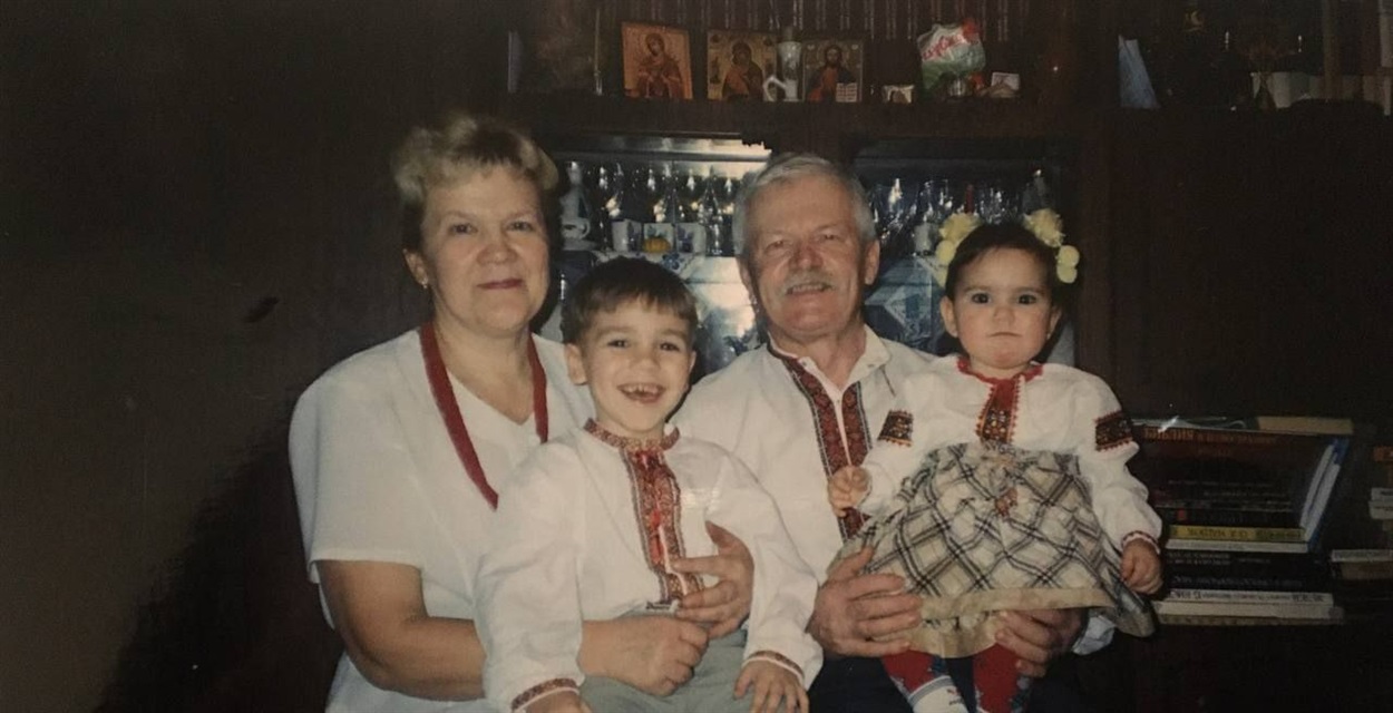 Іван з сестрою, бабусею і дідусем