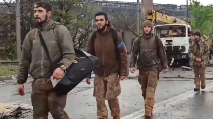 Вихід з "Азовсталі" у полон, "Хаба" з синім скотчем на рукаві