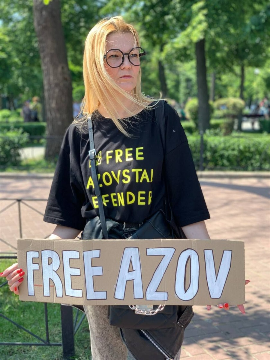Катерина по декілька разів перечитує листи від сина і чекає його вдома