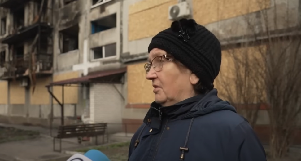 Лариса прийшла на згарище своєї квартири розібрати уламки скла і каміння