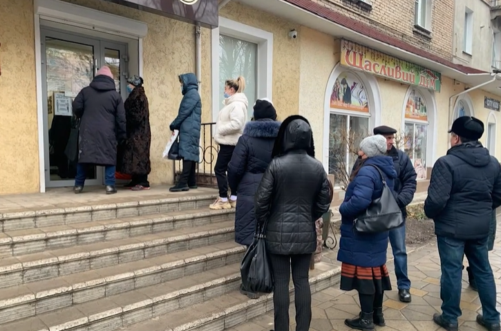 Черги до магазину у Покровську