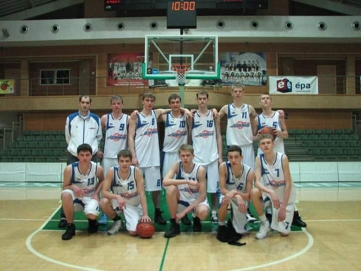 Ігор під номером 13, ліворуч, у нижньому ряду