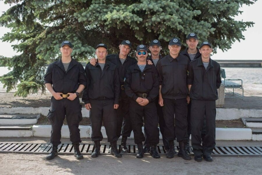 Ігор Шастун (позаду праворуч) із колегами з морської охорони