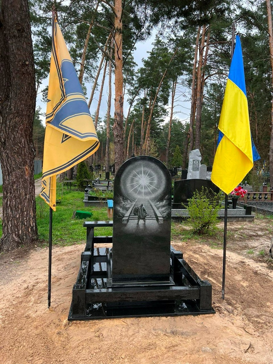 Могила Ігоря Шастуна, таке татуювання було на тілі у "Маяка"