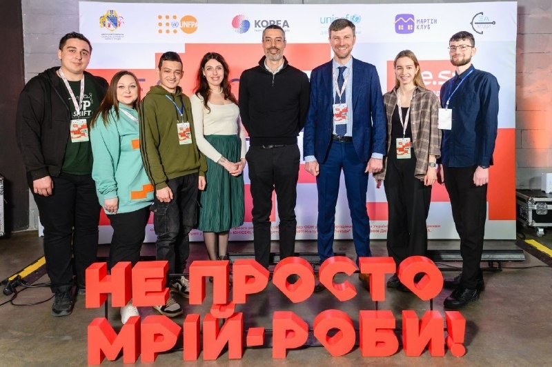 Лоліта з частиною команди ГО "Заходи" на форумі