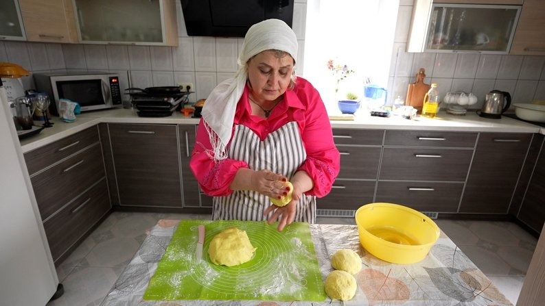 Надія готує обрядовий хліб надазовських греків