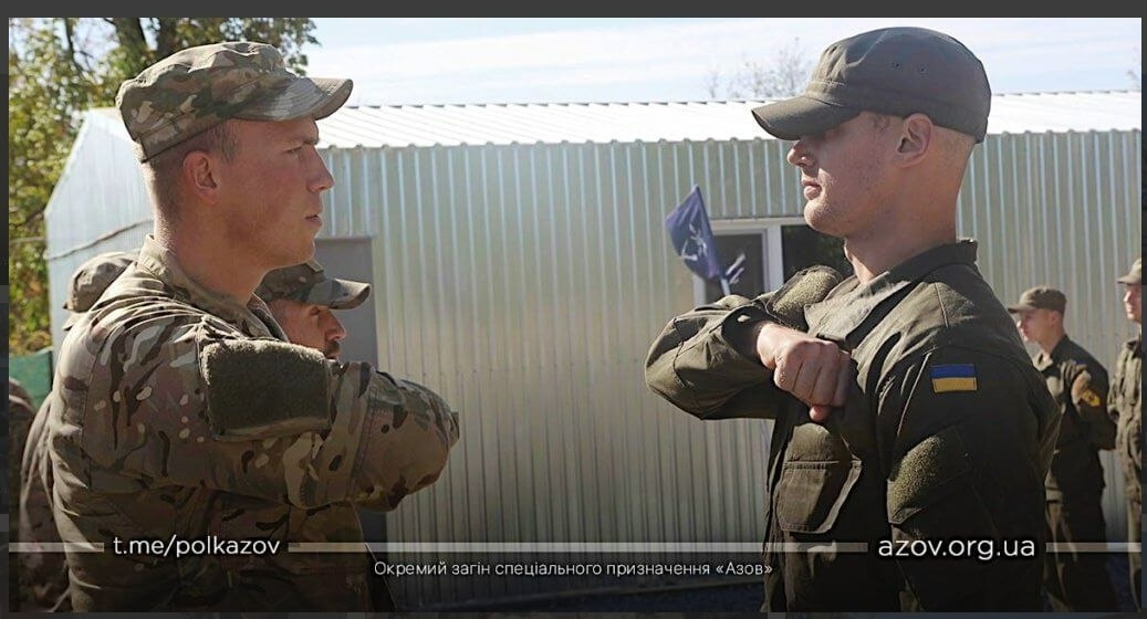 Після КМБ "Редіс" вручає "Барду" шеврон "Азову"