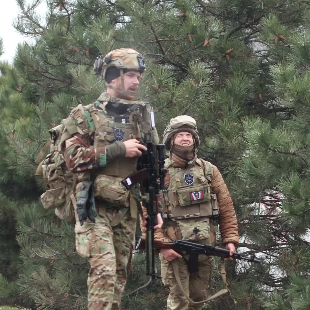 "Бард" і "Пчела" (на задньому фоні)