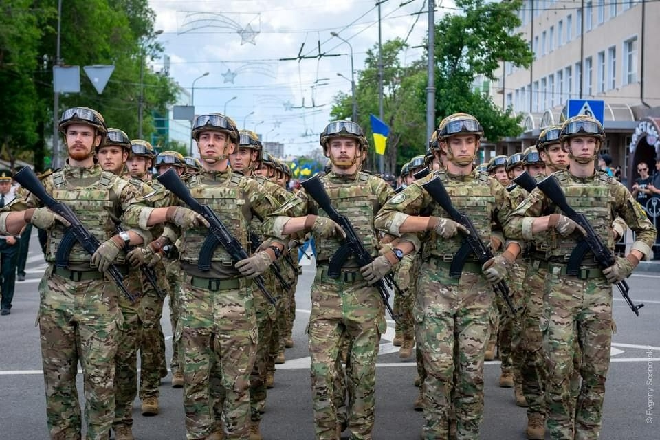 "Бард" - перший ліворуч