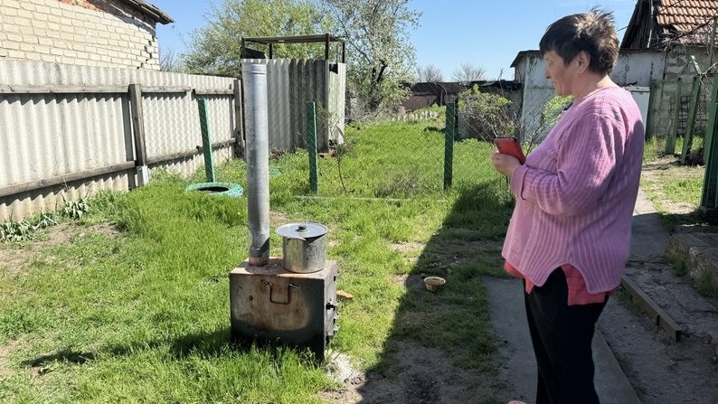 Тетяна біля буржуйки