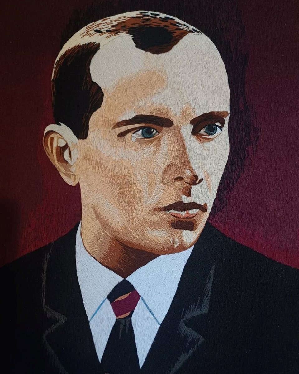 Вишивка гладдю — Степан Бандера