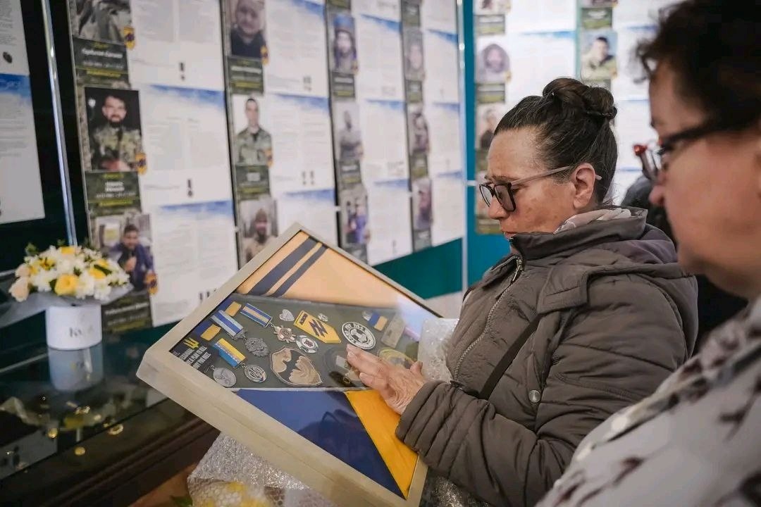 Мама Костянтина Фурсова з особистими речами сина