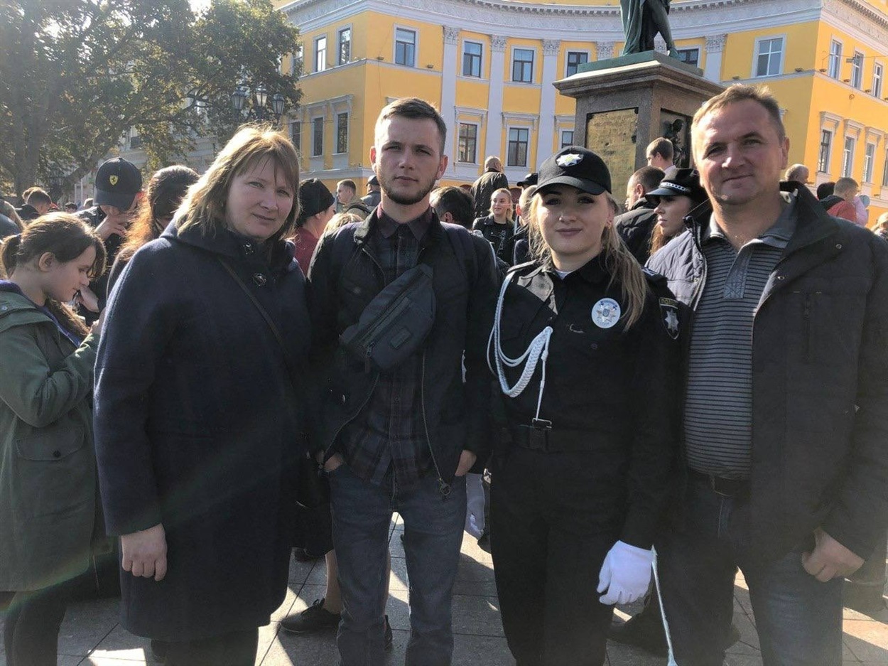 Віталій з батьками і сестрою