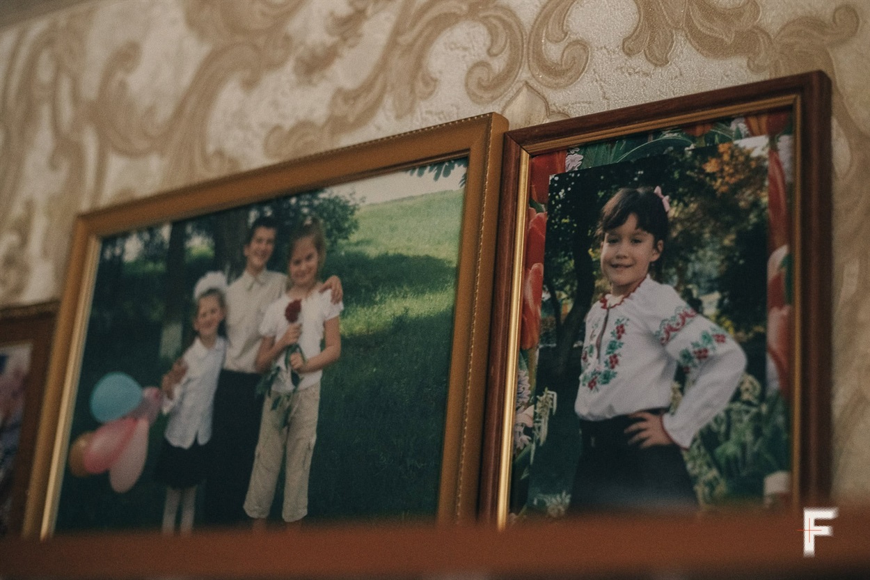 Лідія тримає світлини онуків на видному місці у будинку