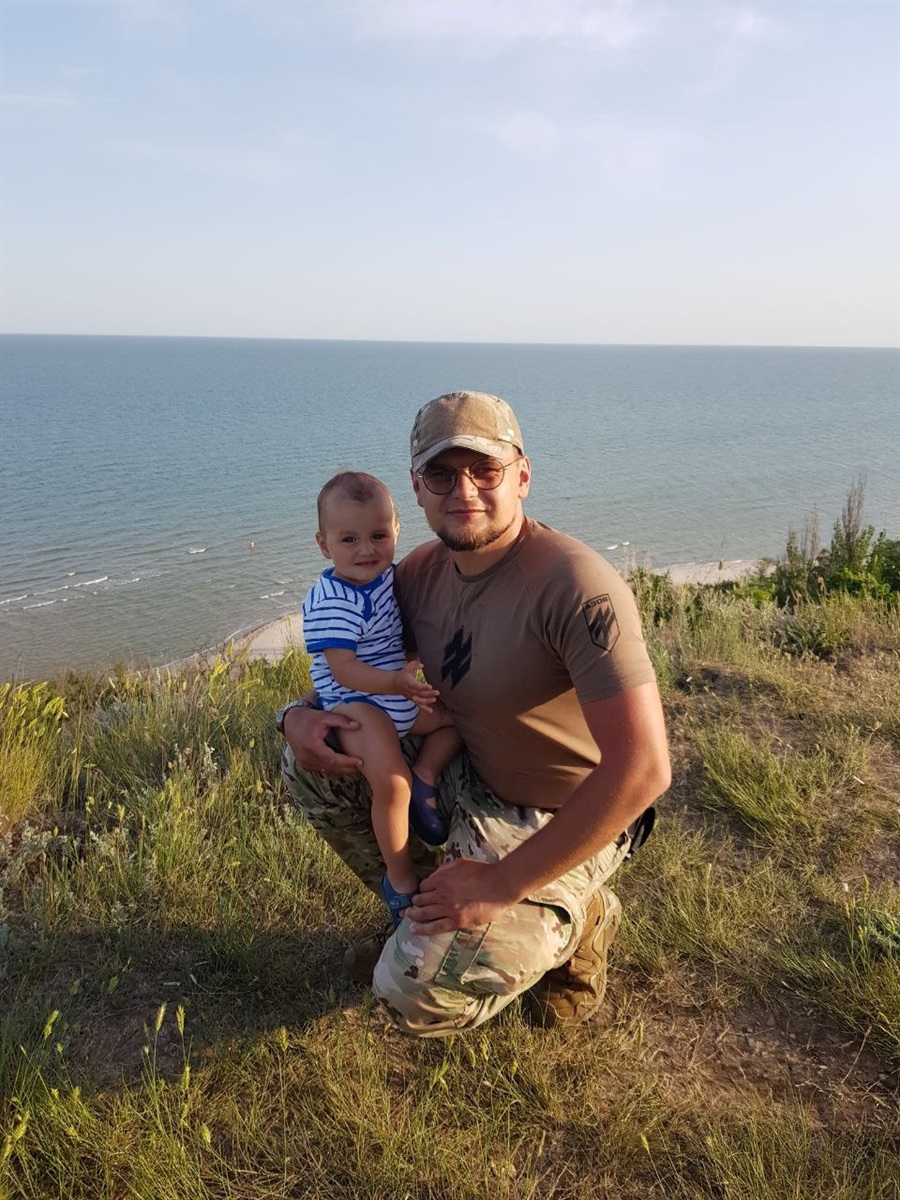 Віталій з маленьким Святославом на березі Азовського моря
