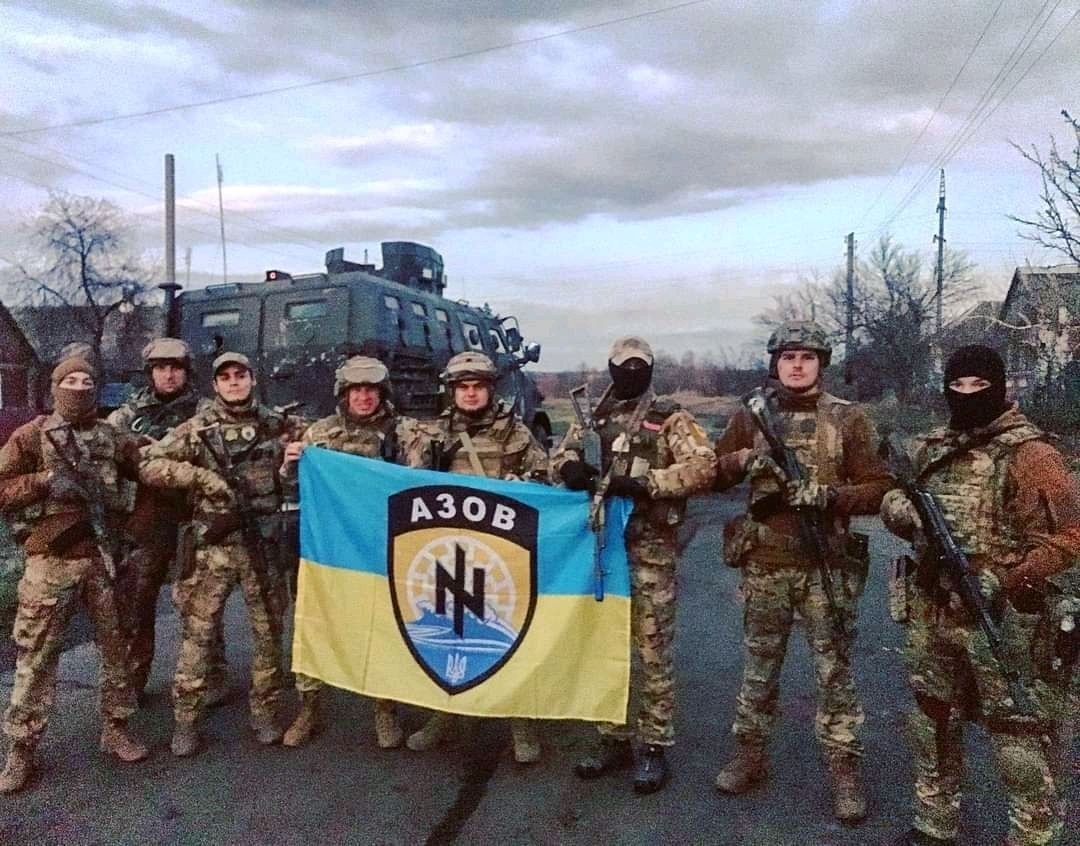 "Гоголь" тримає прапор "Азова" (в центрі)